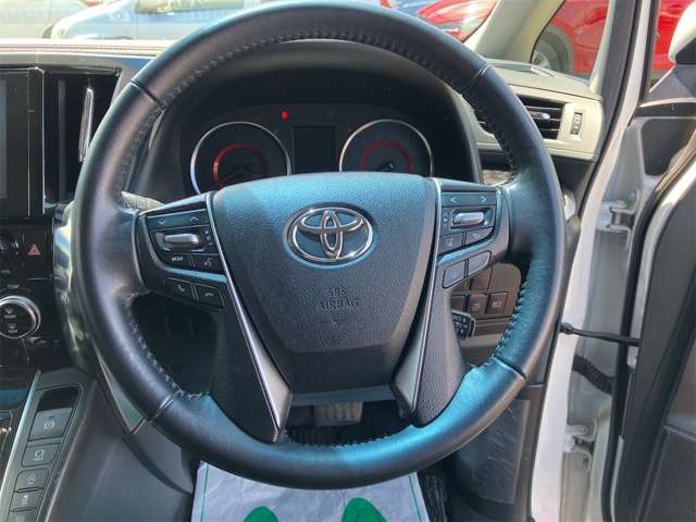 ハンドルにスレや汚れなどございません。運転中は常に触れる部分なので要チェックですね。