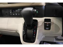 ステアリングホイールからスムーズに持ちかえられるインパネシフトを採用。シフトノブをコンパクト化し、女性でも操作しやすいサイズです