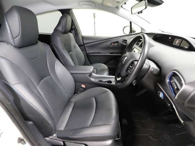 ゆったり室内で運転もしやすいです♪使い勝手の良い配置も考えられています！！