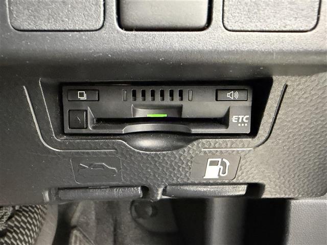 【ETC】有料道路を利用する際に料金所で停止することなく通過できる、ETC車載器（ノンストップ自動料金収受システム機器）が装備されています。セットアップを行うことで利用可能になります。