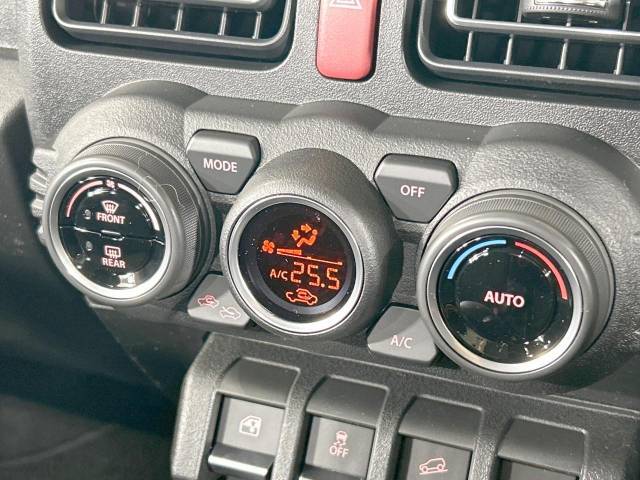 【オートエアコン】一度お好みの温度に設定すれば、車内の温度を検知し風量や温度を自動で調整。暑い…寒い…と何度もスイッチ操作をする必要はありません。快適な車内空間には必須の機能ですね♪