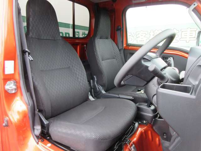 運転席の足元も広く運転しやすいです！！