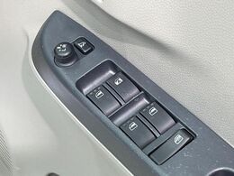 【電動格納ミラー】サイドミラーは電動格納式となっており、狭い駐車場でもキズがつくリスクを抑えられます。