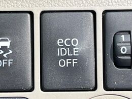 【アイドリングストップ】赤信号や渋滞で停車した際にエンジンを停止し、無駄な燃料の消費を抑えます。燃費向上や環境保護につなげる機能♪エンジンはブレーキを離せば再始動します。