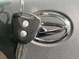 【キーレス】少し離れた場所からでもボタン一つでドアの開錠・施錠ができるのでとっても便利！ドアの鍵穴周りに傷をつけることもありません♪