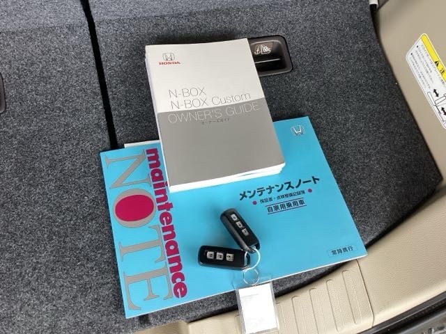 メンテナンスノート【整備記録簿】、取説も揃っています。スマートキーはバッグなどにしまったままボタン操作でエンジンの始動・停止ができて大変便利です。
