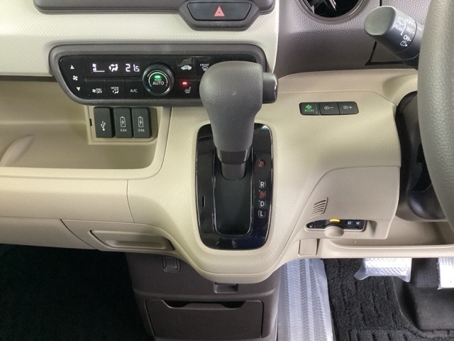 足元スッキリ、インパネシフトです。パーキングブレーキはフットブレーキタイプなので、運転席と助手席の間がスッキリしています。