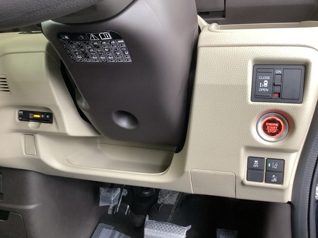 左側に高速で便利なETCがあり、また、便利な電動スライドドア、横滑りを防ぐVSAなどのスイッチは、運転席の右側、手の届きやすい位置にあります。