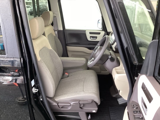 フロント広々、ベンチシートの運転席は、ハイトアジャスターが付いているので、快適にドライブができます。ハンドルはチルトステアリングで、ハンドル位置を上下に調節できます。