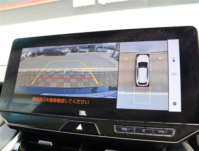 お車選びをお楽しみ頂けるよう、在庫車の展示スペースを十分に確保しております。