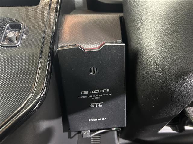 【ETC】有料道路を利用する際に料金所で停止することなく通過できる、ETC車載器（ノンストップ自動料金収受システム機器）が装備されています。セットアップを行うことで利用可能になります。