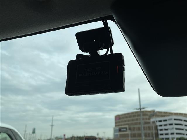 【ドライブレコーダー】映像・音声などの運転中の記録を残します。事故などを起こした起こされた時の証拠になりえますので、もしも時でも安心ですね。