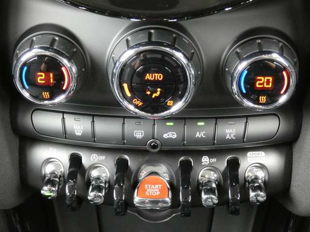 左右独立オートエアコンで運転席・助手席それぞれで温度設定が可能です！