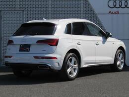 随所に施したクローム調のパーツによるスタイリングがスポーティネスに磨きをかけ、パフォーマンスへの自信を表します。