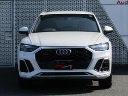 Audiの特徴シングルフレームグリルは力強さとエレガントな雰囲気を醸し出します。