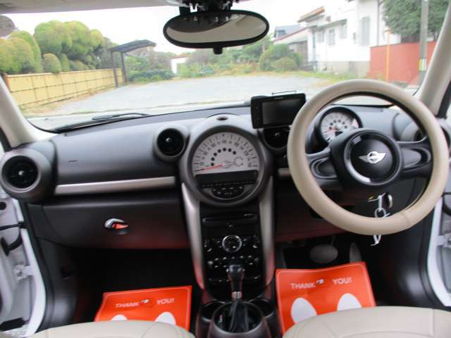 望まなければクーパーで有る必要は無いと私は思います。ラゲッジ・コンパートメント容量は通常のミニの350リッターから1，170リッターに広げることが可能なんです。4ドアも便利ですが室内空間が