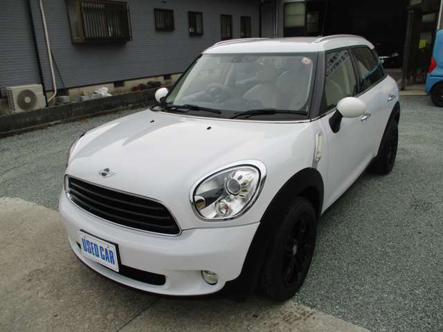 ご来店されたお客様は在庫車の綺麗さに驚かれます。そうして仕上げた後倉庫の中に保管しております。週に1度はバッテリーの充電をし　オイル漏れなどのチェックをしておりますのでエンジンのかからない車など