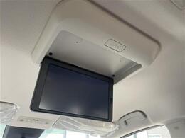 【　フリップダウンモニター　】天井にはフリップダウンモニターも装備されております♪お子様など、ロングドライブでも退屈せず楽しくお過ごしいただけます。