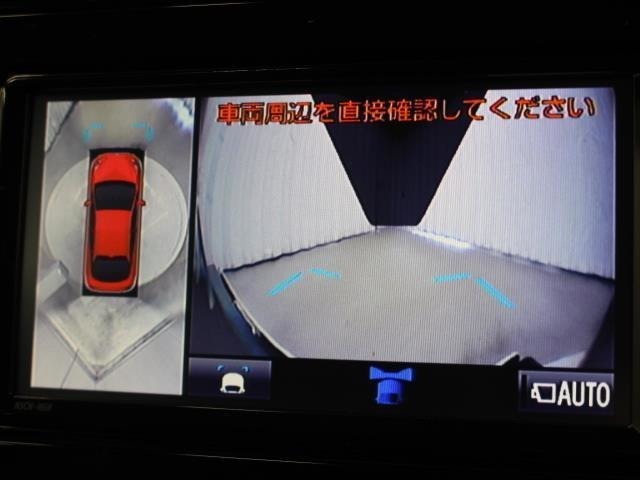 車両周辺を真上から見たような広範囲の映像を表示し、安全運転をサポートする「パノラミックビューモニター」を装備しています。