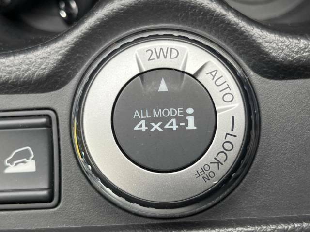 【オールモード4×4】2WD/4WDモードを手軽に切り替え可能。燃費重視の2WD、スタック時に役立つLOCK、AUTOモードでは4WDの配分を自動で調整し、路面状況を問わず安定した走りをサポート。