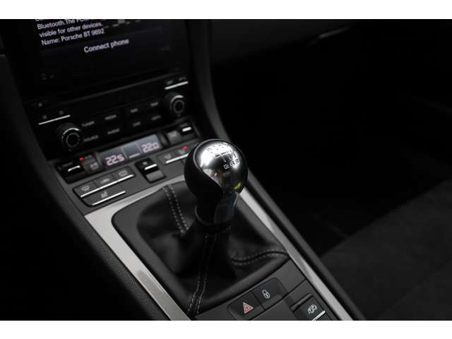 6速マニュアル3ペダルドライブ、まさに911をドライブするには必須の技術です。