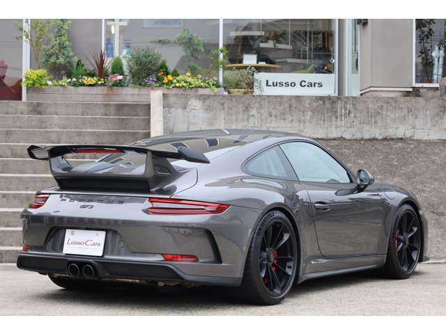 サーキットが主戦場のこのGT3ではありますが、街乗りから峠道、とりわけ中高速のワインディングでのドライビングプレジャーは気持ち良いの一言に尽きます。