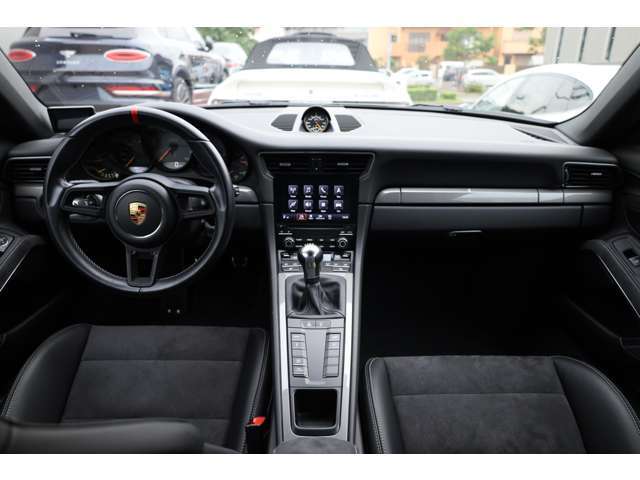 硬派な印象の911のコクピットですが、991からはデザイン的にも所作的にも非常に現代的になってきた観があります。