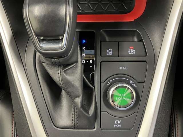電気式4WDシステム（E-Four）を搭載。雪道などの滑りやすい路面でも安心して走行できます。
