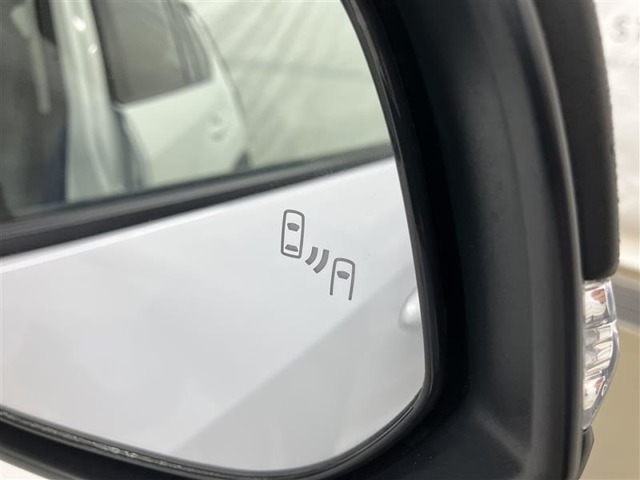 隣車線を走る車両をレーダーで検知し、ドアミラーでは確認しにくい後側方エリアに存在する車両に加え、急接近してくる車両も検知します。車両を検知するとドアミラーに搭載されたLEDインジケーターが点灯します。