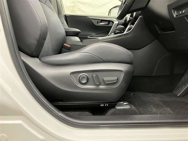 パワーシート搭載。微妙な調整が手軽にでき、最適なポジションで運転することが可能です。