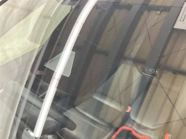 サポカーSとは、衝突被害軽減ブレーキに加えて、高齢者に多いと言われている踏み間違い事故防止をサポートする機能です。詳しくは販売店スタッフまでおたずねください。