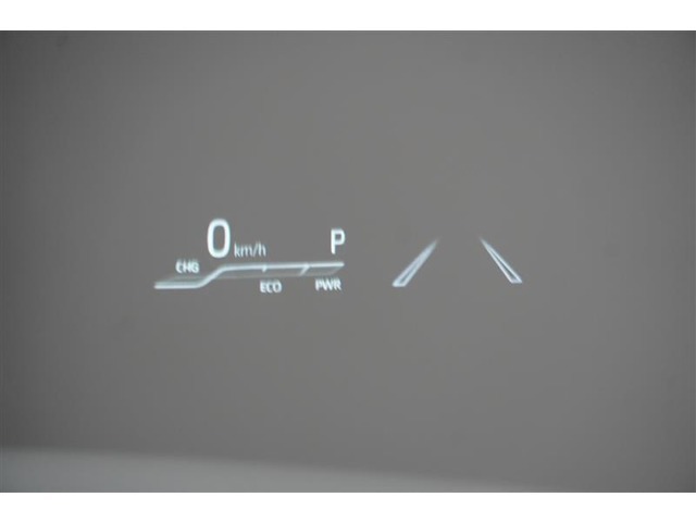 運転手の目の前のガラスにスピードメーター等をフロントガラスに表示してくれるヘッドアップディスプレイ。視線の移動が少なくてすむので運転に集中できます。