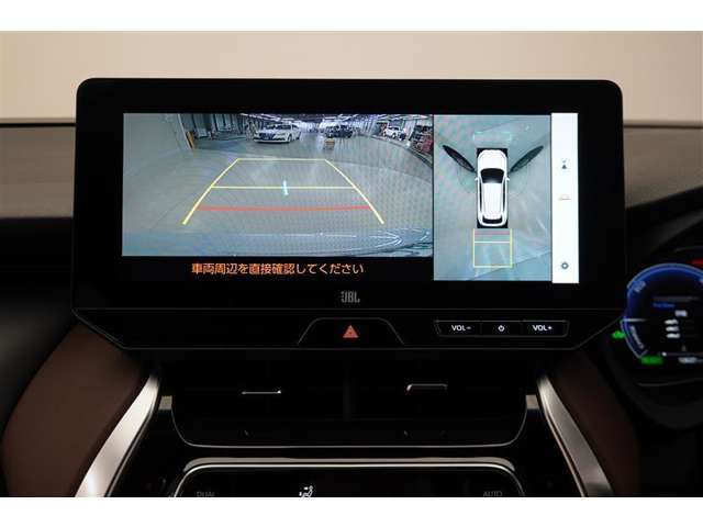 車の前後左右に取り付けられたカメラで、視線やバックモニターでは死角となる前方や真横も確認できます。狭い駐車スペースもスムーズに駐車できます。