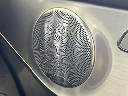 ●Burmesterサラウンドシステム：ハイエンドオーディオ専門メーカーが手掛ける車専用のプレミアムスピーカーを装備。多数のスピーカーから、音の粒立ちまで分かる高品質な音楽をお楽しみいただけます。