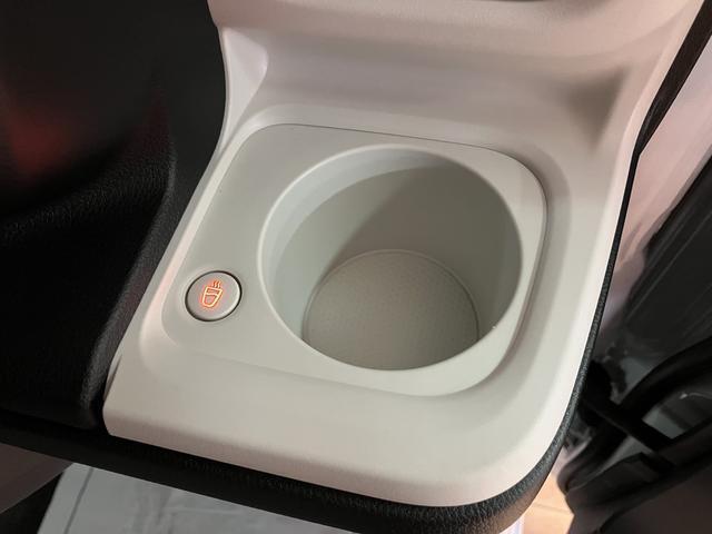 【ホッとカップホルダー】ホットドリンクをちょうど良い温度でキープしてくれる保温機能付きのホッとカップホルダーは軽初の装備！運転席と助手席についています。寒ーい冬でも暖かドライブ！