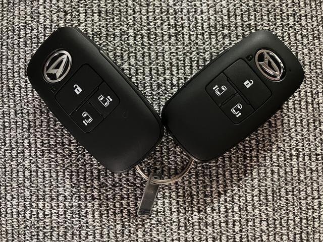 【キーフリーシステム】電子キーをポケットやカバンに入れて携帯しているだけでドアの開け閉めやエンジンのON/OFFが出来ます☆　また、イモビライザー機能も備わっていますので盗難対策もバッチリです☆