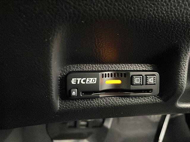 【ETC】有料道路を利用する際に料金所で停止することなく通過できる、ETC車載器（ノンストップ自動料金収受システム機器）が装備されています。セットアップを行うことで利用可能になります。