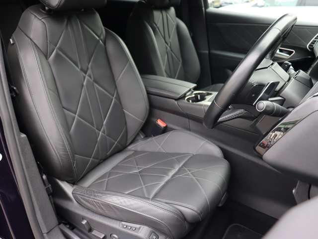 マットブラックにホワイトのLIBERALAのロゴの建物と看板が目印です。