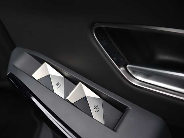 LIBERALAの名前の由来はラテン語で「libera:自由」と「ala:翼」を意味し、それらを組合せた造語です。自由な翼を得て思う存分人生を謳歌して欲しいという願いが込められています。