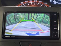 【バックカメラ】駐車時に後方がリアルタイム映像で確認できます。大型商業施設や立体駐車場での駐車時や、夜間のバック時に大活躍！運転スキルに関わらず、今や必須となった装備のひとつです！