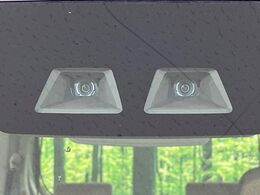 【スマートアシスト】走行中に前方の車両等を認識し、衝突しそうな時は警報とブレーキで衝突回避と被害軽減をアシスト。より安全にドライブをお楽しみいただけます。