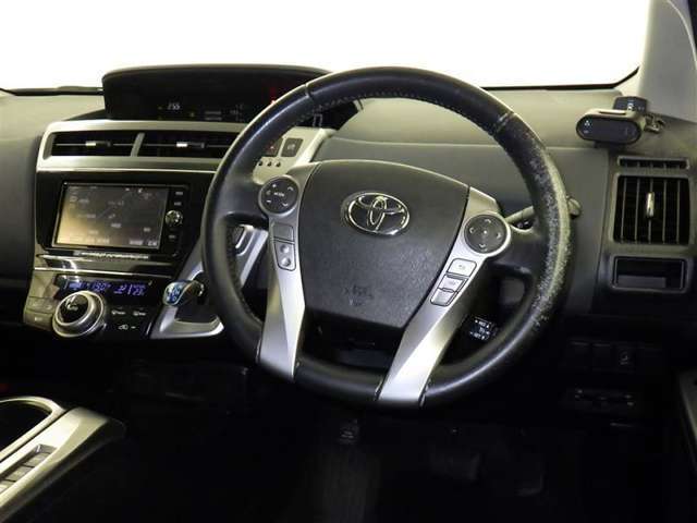 運転の際、常に目にする部分だけにシックで飽きのこないデザインが良いですね。