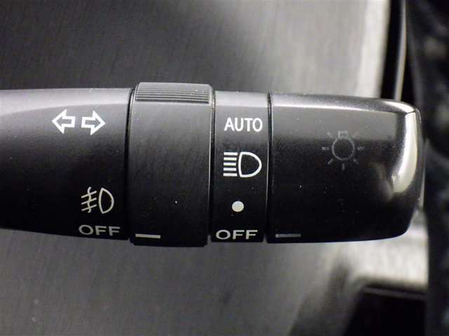 【オートライト】車外の明るさに応じて、自動的にライトの点灯・消灯をしてくれます。
