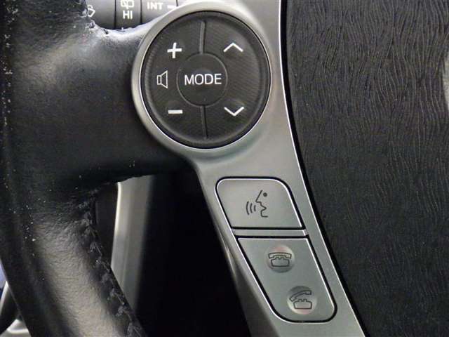 ステアリングスイッチ装備！運転しながら手元でオーディオの操作などができます。