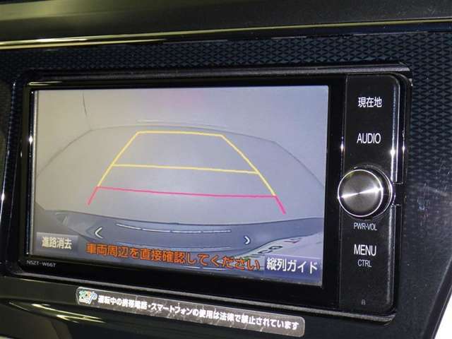バックモニターも装備しております。バックギアに入れるとナビ画面に車の後方が映し出されます。これで後方確認も安心！