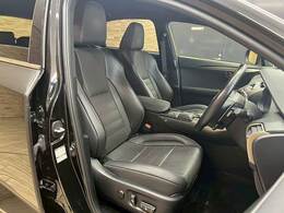 【レザーシート】ならではの高級感あふれる内装がこたわりのアイテム。見た目の高級感とより上質な座り心地をお楽しみください。