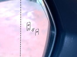 【ブラインドスポットモニター】走行中、ドアミラーの死角になりやすい箇所に後続車が接近するとサイドミラーのレンズに警告を表示！ドライバーに注意喚起をしてくれます。