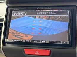 【バックカメラ】駐車時に後方がリアルタイム映像で確認できます。大型商業施設や立体駐車場での駐車時や、夜間のバック時に大活躍！運転スキルに関わらず、今や必須となった装備のひとつです！