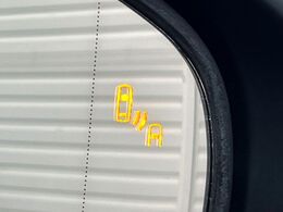 【ブラインドスポットモニター】走行中、ドアミラーの死角になりやすい箇所に後続車が接近するとサイドミラーのレンズに警告を表示！ドライバーに注意喚起をしてくれます。