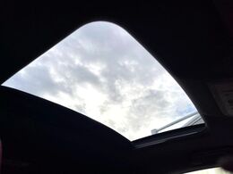 【ムーンルーフ】開放感たっぷりの希少装備、ムーンルーフが装着されています！車内に明かりを取り入れたり景色を楽しむ以外にも、車内の空気も簡単に換気できて快適です！